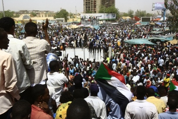 متظاهرون سودانيون في وسط الخرطوم