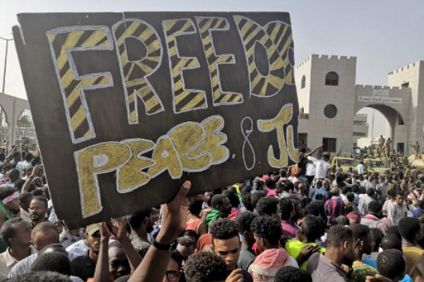 اكتسبت الاحتجاجات في السودان زخمًا كبيرًا بعدما اعتصم مئات الآلاف بالقرب من مقر قيادة الجيش بالخرطوم