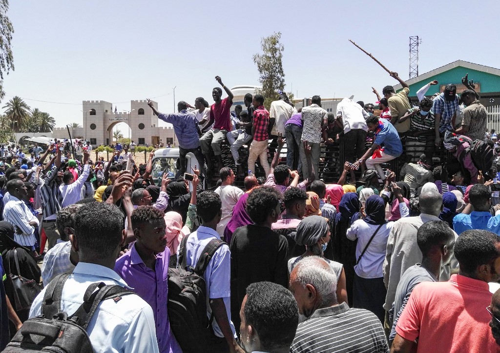 سودانيون يتظاهرون أمام مقر الجيش في الخرطوم