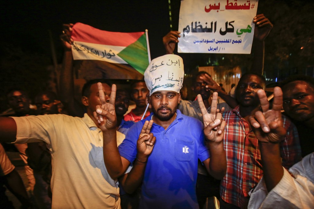 سودانيون مصرّون على مواصلة الاعتصام رغم رحيل البشير