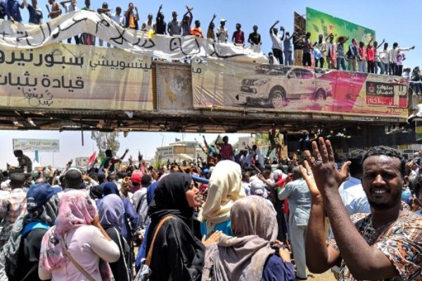متظاهرون سودانيون أمام مقر القيادة العامة للجيش السوداني