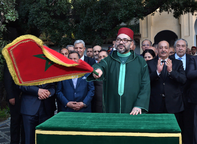 العاهل المغربي الملك محمد السادس لدى تفقده اليوم مجموعة من المشاريع المنجزة في إطار برامج إعادة تأهيل وتثمين المدينة العتيقة لفاس 