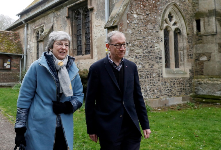 رئيسة الوزراء البريطانية تيريزا ماي وزوجها فيليب ماي يغادران كنيسة بالقرب من مايدنهيد في غرب لندن في 07 ابريل 2019
