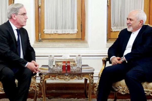 السفير الفرنسي الجديد لدى إيران فيليب تيبو لدى تسليم أوراق اعتماده إلى وزير الخارجية محمد جواد ظريف أمس (إرنا)