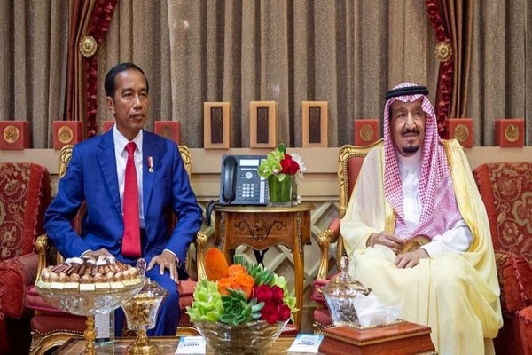 الملك سلمان بن عبد العزيز والرئيس جوكو ويدودو خلال جلسة المباحثات