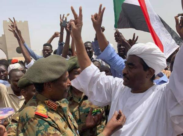 رئيس المجلس الانتقالي في حوار مع متظاهرين (وكالة الانباء السودانية) 