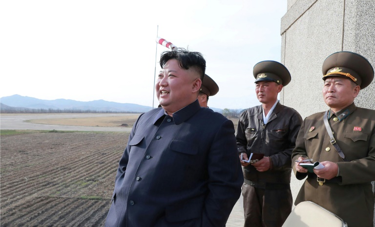 صورة نشرتها وكالة الأنباء الكورية الشمالية في 17 ابريل 2019 للزعيم كيم جونغ أون يحضر تدريباً جوياً