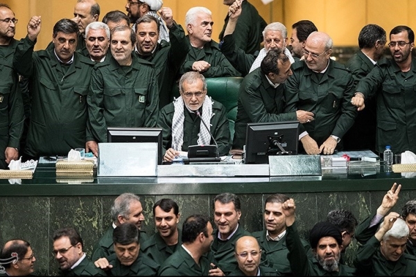 أركان برلمان إيران في زيّ الحرس الثوري