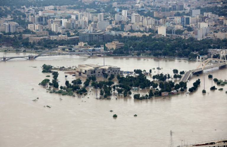 صورة التقطت من الجو بتاريخ 9 أبريل 2019 تظهر نهر كارون في الأهواز في خوزستان حيث وقعت فيضانات خلال الأسابيع الأخيرة
