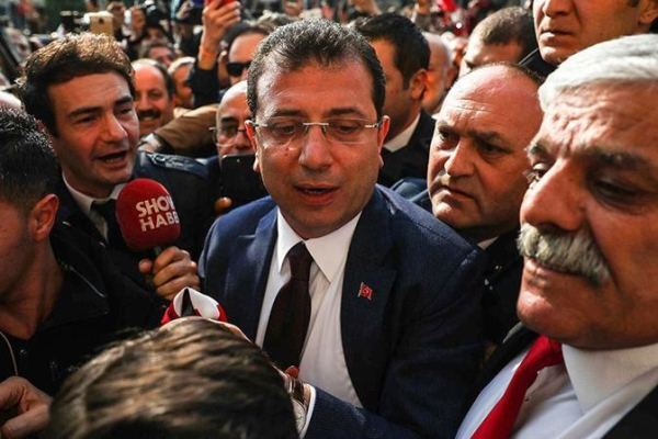مرشح الحزب الجمهوري التركي وسط أنصاره 