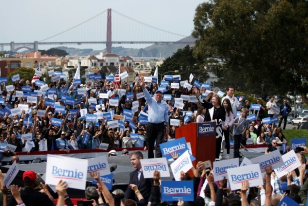 السناتور الأميركي بيرني ساندرز يخاطب تجمعا انتخابيا في كاليفورنيا بتاريخ 24 مارس 2019 