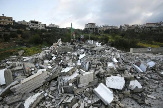 إسرائيل تهدم منزل فلسطيني كانت قتلته للاشتباه به في تنفيذ عملية إطلاق نار