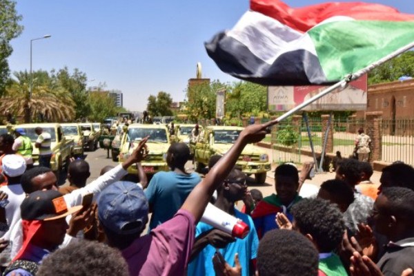متظاهرون سودانيون أمام مقر قيادة الجيش في الخرطوم