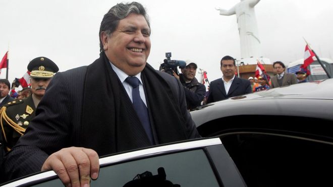 رئيس بيرو السابق ألان غارسيا ينتحر بإطلاق النار على نفسه أثناء اعتقاله