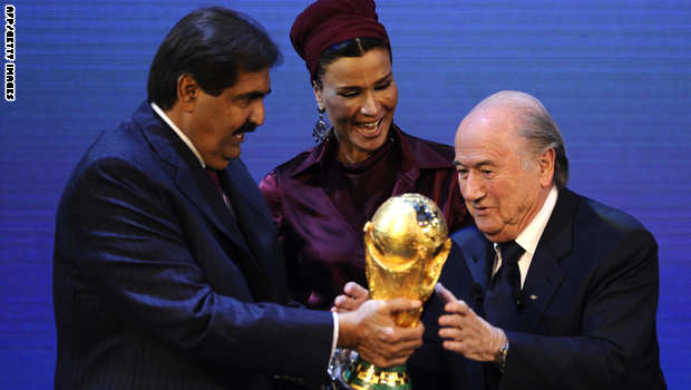 أمير قطر يستلم كأس العالم من الاتحاد الدولي لكرة القدم عام 2014