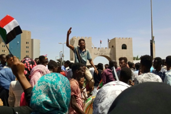 متظاهرون أمام مقر القيادة العامة للقوات المسلّحة في الخرطوم في 15 أبريل 2019