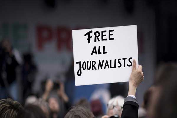 مراسلون بلا حدود: حرية الصحافة تواصل تراجعها في دول عدة