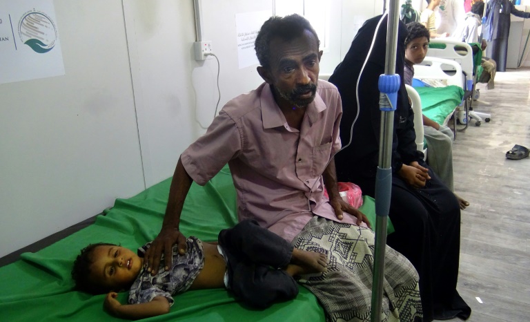 طفل يمني يتلقى العلاج من الكوليرا في مستشفى في الخوخة في محافظة الحديدة في 18 أبريل 2019