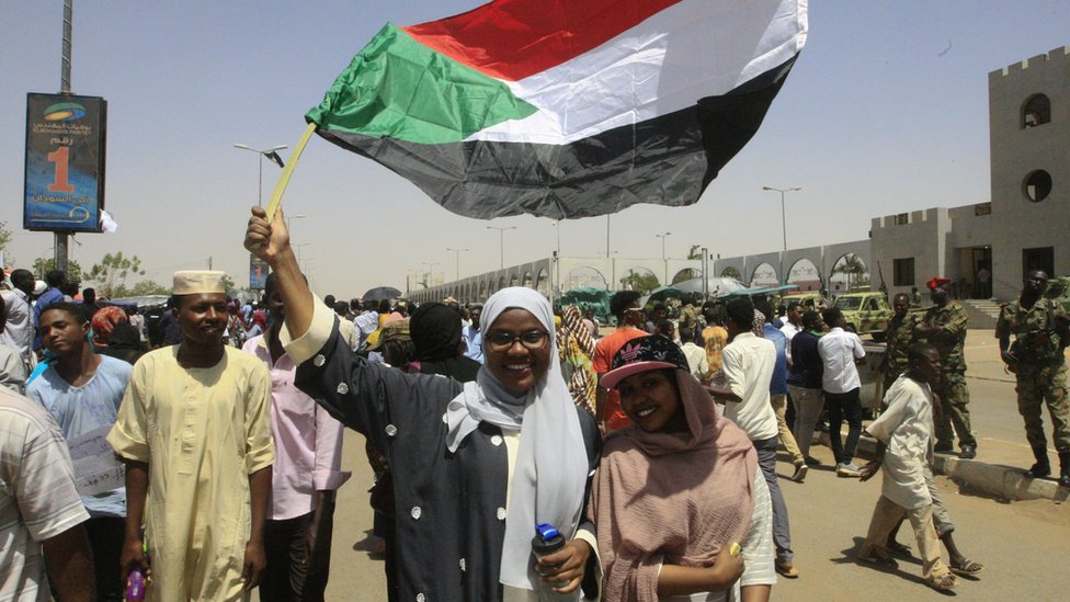 مظاهرات السودان: المجلس العسكري يعتقل أعضاء في حكومة عمر البشير السابقة