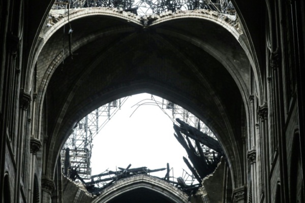 صورة من داخل كاتدرائية نوتردام في باريس غداة الحريق الذي أتى على جزء كبير منها