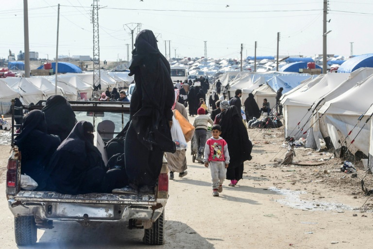 سيدات منقبات في شاحنة صغيرة في 28 آذار/مارس 2019 داخل مخيم الهول في شمال شرق سوريا، الذي يضم أكثر من سبعين ألف شخص من مدنيين وأفراد عائلات مقاتلي تنظيم الدولة الإسلامية 