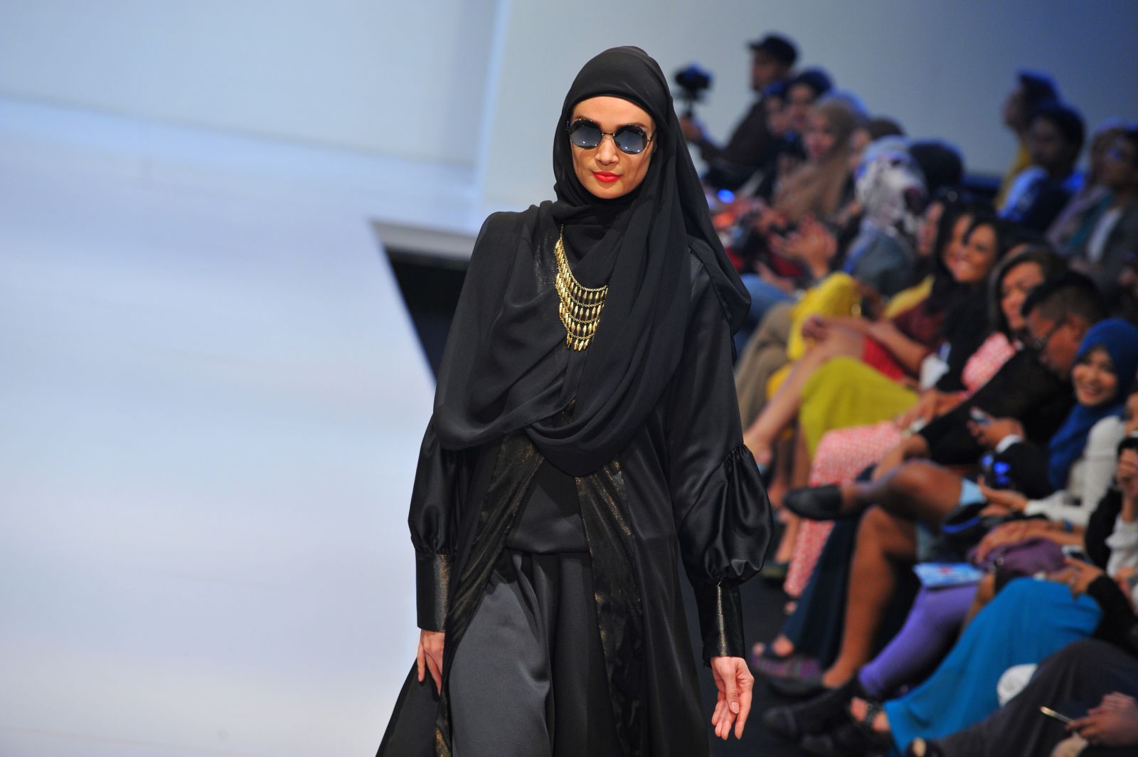 الحجاب كأداة زينة. عرض أزياء في إطار مهرجان أزياء إسلامي في أسبوع الموضة في كوالالمبور، ماليزيا (AFP)