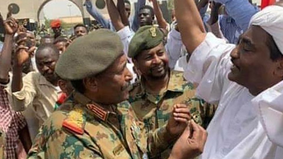 مظاهرات السودان: المحتجون يطالبون بانتقال فوري إلى حكم مدني