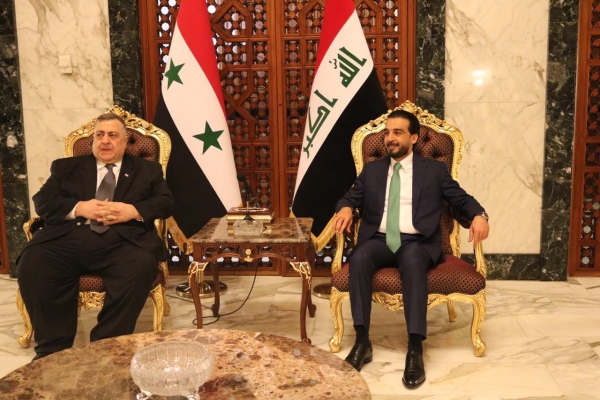 رئيس البرلمان العراقي الحلبوسي مستقبلا نظيره السوري الصباغ لدى وصوله الى بغداد