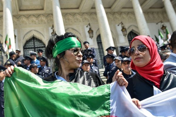 مظاهرات الجزائر: الشباب يقود حركة التغيير