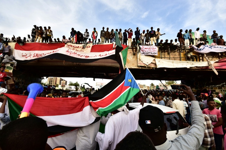 سودانيون يتظاهرون أمام قيادة الجيش في الخرطوم في 14 نيسان/أبريل 2019