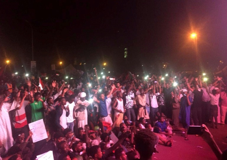 متظاهرون سودانيون أمام مقر الجيش في الخرطوم ليل الثلاثاء الاربعاء 10 أبريل 2019