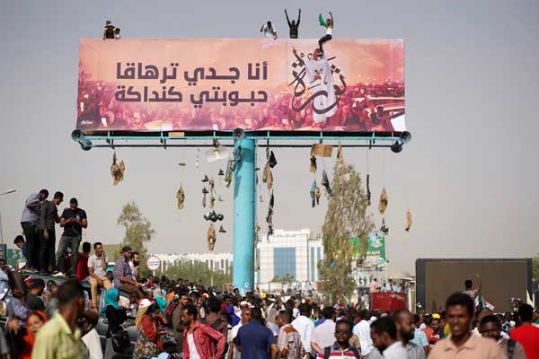 قادة الاحتجاجات في السودان يتحدثون عن محاولة لفض الاعتصام