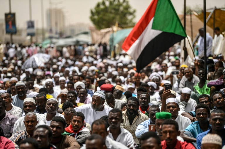 متظاهرن سودانيون يحتشدون أمام مقر القيادة العامة للجيش في الخرطوم، الجمعة 19 نيسان/أبريل 2019