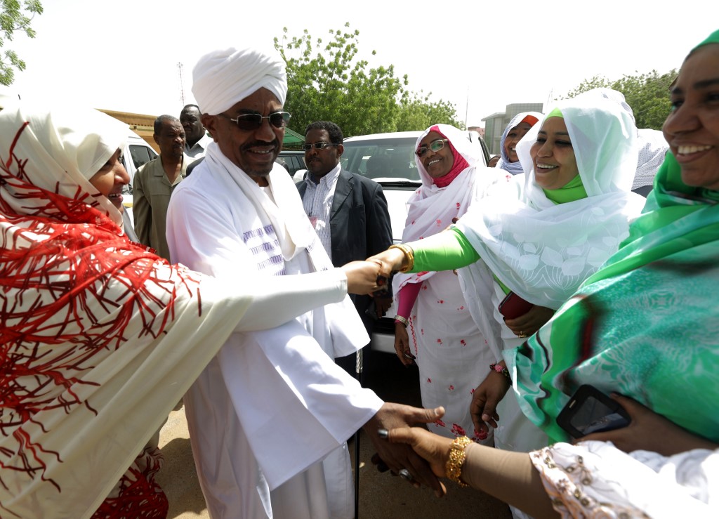 الرئيس السوداني المعزول عمر البشير محاطا ببعض مناصراته