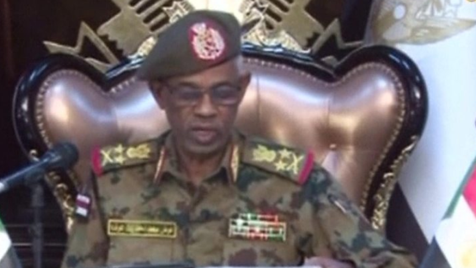 مظاهرات السودان: بعد استقالة بن عوف، هل ينحاز الجيش لمطالب المحتجين؟