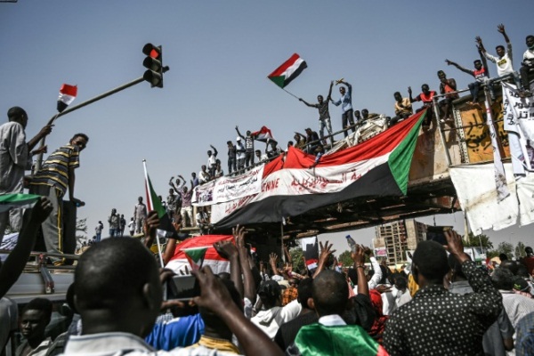 متظاهرون سودانيون أمام مقر قيادة الجيش في الخرطوم في 17 أبريل 2019