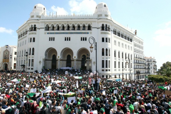 جزائريون محتشدون في ساحة البريد الكبير في سط العاصمة الجزائر في 16 أبريل 2019