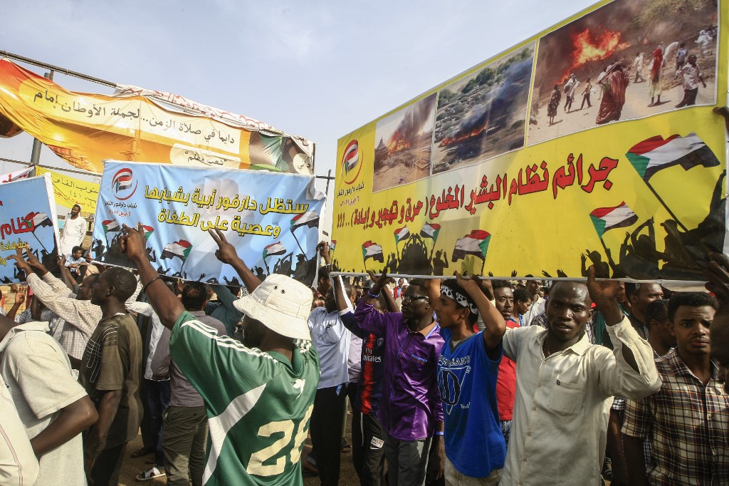 متظاهرون في الخرطوم يرفعون بعض الشعارات المناوئة للنظام
