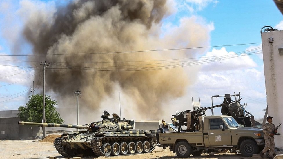 ليبيا: اشتداد المعارك حول طرابلس مع اضطرار الآلاف للنزوح