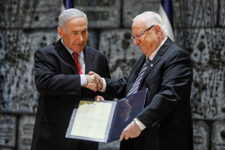 رئيس الوزراء الإسرائيلي يصافح الرئيس رؤوفين ريفلين الذي كلّفه تشكيل الحكومة المقبلة خلال مراسم خاصة أقيمت في القدس المحتلة في 17 ابريل 2019