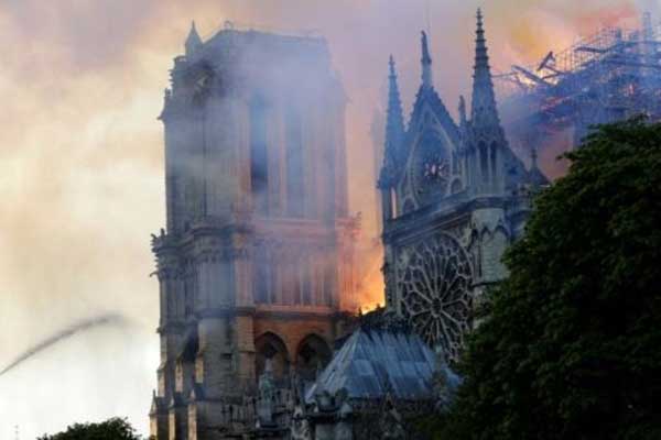 السيطرة على حريق كاتدرائية نوتردام في باريس جزئيًا