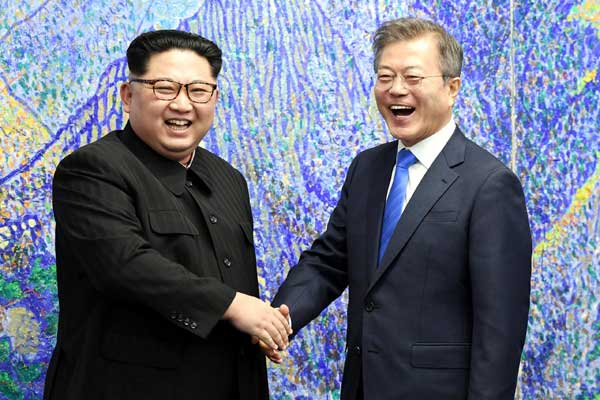مصافحة تاريخية بين زعيمي الكوريتين