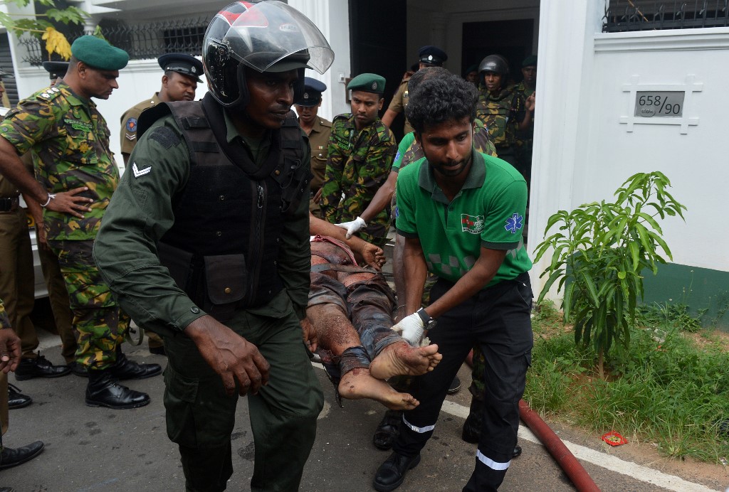 جانب من عمليات اسعاف المصابين في سريلانكا