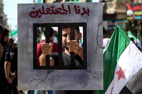 النظام السوري والمعارضة يتبادلان معتقلين