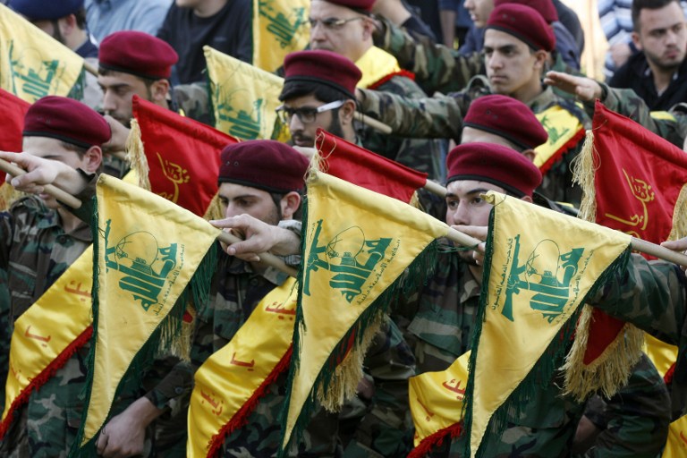 مقاتلون من حزب الله خلال عرض عسكري في ضاحية بيروت الجنوبية - ارشيفية 