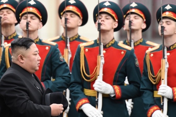الزعيم الكوري الشمالي كيم جونغ أون يستعرض حرس الشرف في محطة فلاديفوستوك بروسيا