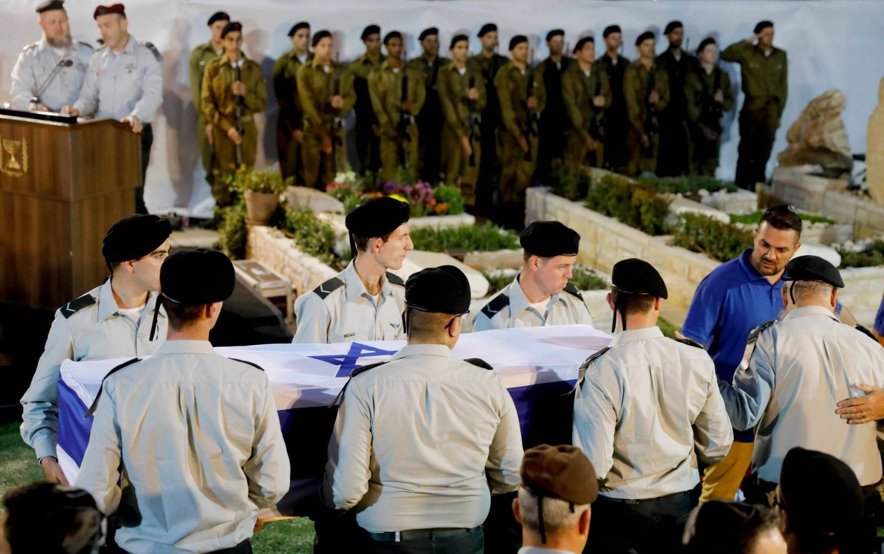 قوات اسرائيلية تشيع رفات الجندي زخاريا باومل 
