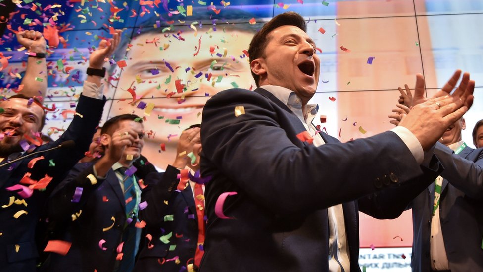 الانتخابات الأوكرانية: فوز كاسح للممثل الكوميدي زيلينسكي برئاسة البلاد