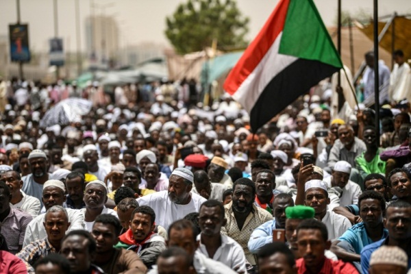 متظاهرون سودانيون يحتشدون أمام مقر القيادة العامة للجيش في الخرطوم