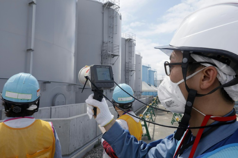 صورة لشركة طوكيو للكهرباء اثناء قياس مستويات الاشعاع عند صهاريج مياه ملوثة في مفاعل فوكوشيما في اليابان في 27 تموز/يوليو 2018